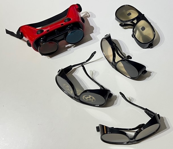 Fünf Simulationsbrillen, mit denene man Seheinschränkungen demonstrieren kann.