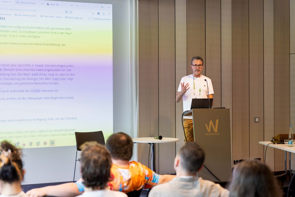 Sascha Noack hält einen Vortrag an der Westspitze in Tübingen auf dem Barcamp 2026